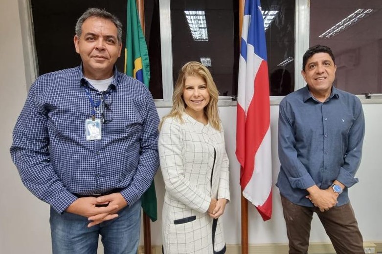 Foto da juíza Mônica Sapucaia com servidores do Nupemec